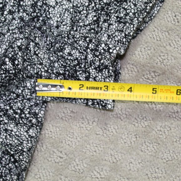 Calvin Klein Size 4 Black and White Stretch Shorts - Picture 5 of 6